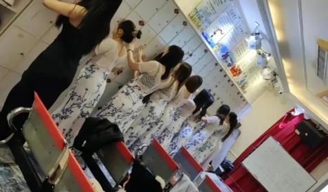 入职夜场：靠储物柜熟背规章制度