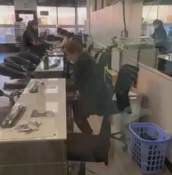 39岁凤姐在美工作被曝光
