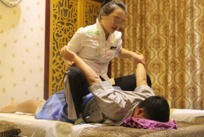 夜上海养生：男子用手指捅技师臀部猥亵