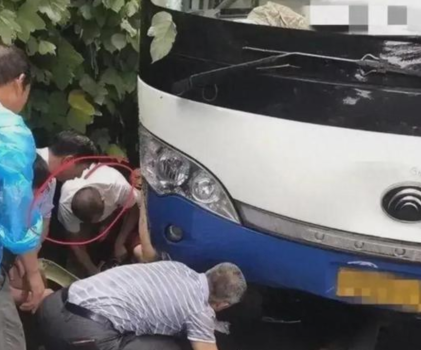 7岁男孩在三亚被旅游大巴辗轧致死