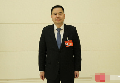 两会热点：35岁职业“门槛”如何平衡？