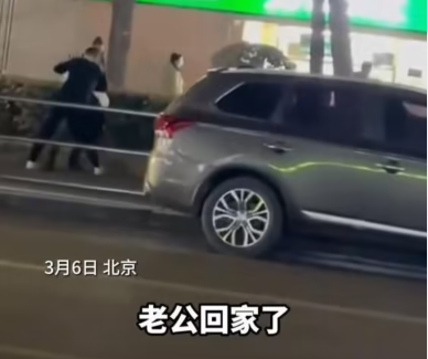 两男子起冲突，双方妻子平息肢体升级