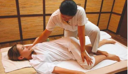 无耻加龌蹉，男子养生时对技师做这种动作