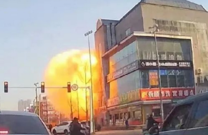 廊坊一小区底商爆炸，消防上百人灭火救助