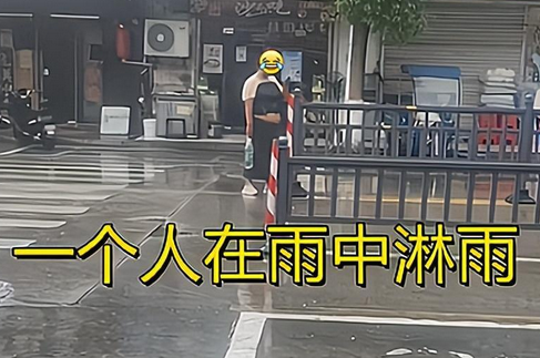 女子无力支付房租被迫赶出淋雨