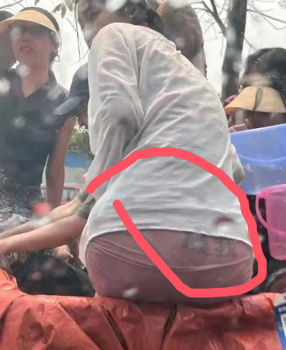 夜上海：女游客下雨被浇湿，屁股不雅字眼被扒
