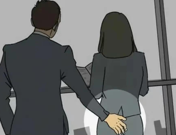 夜上海会所：男子拍打女同事臀部被丢失工作