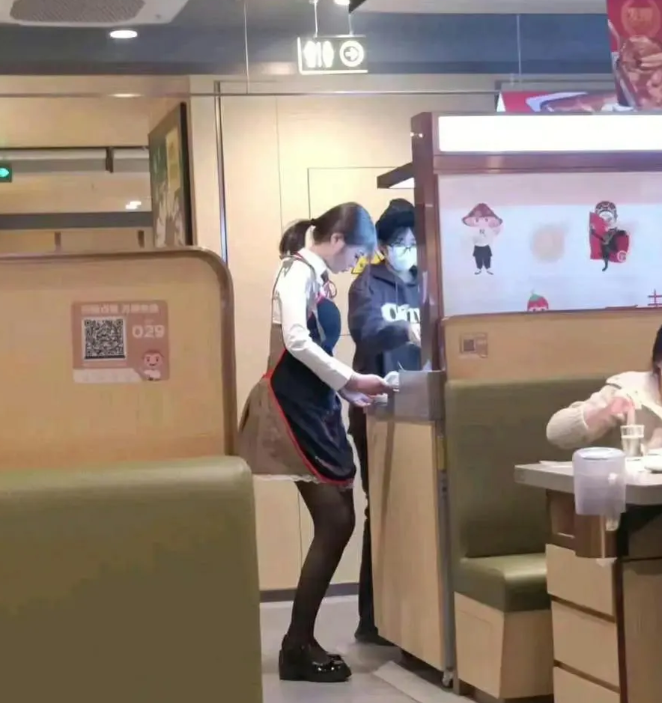 服务员都形成内卷