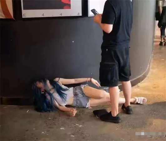 夜店上班的女性醉酒失态的表现