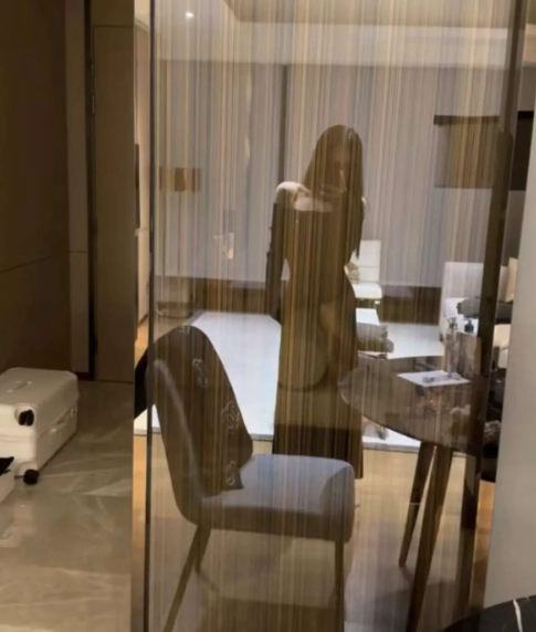 消费降级，美女感叹自然生意难做