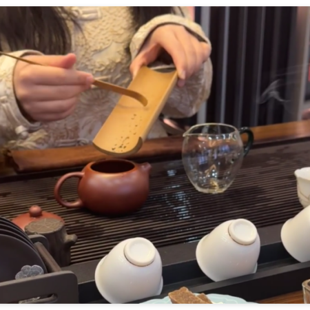 下雨天品茶，上海美女的悠闲生活