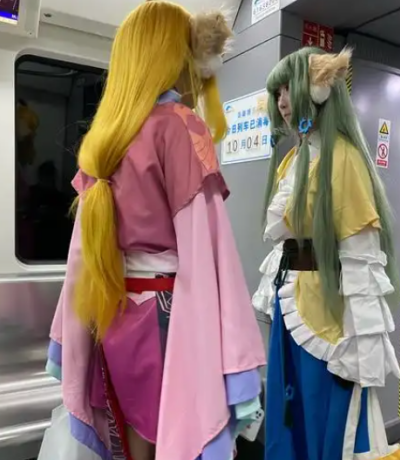 上海地铁站惊现cosplay女孩，深扒竟是会所就职模特
