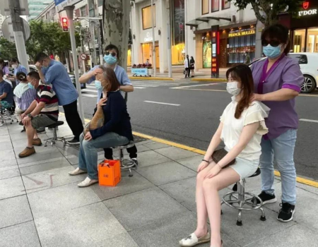 上海街头按摩生意，灵活就业引领时尚