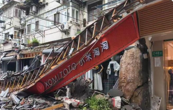 上海七宝商业街门头连片坍塌，吓坏路人