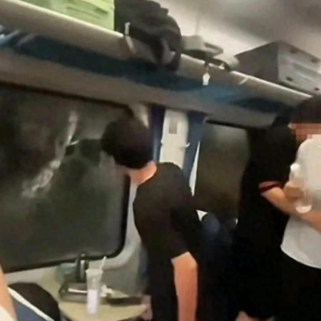 火车相关事件：乘客砸窗通风引热议