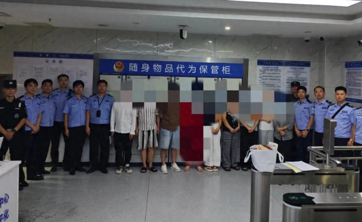 郴州足浴店暗藏色情，9女6男现场归案