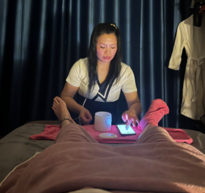 休息区刷短视频，女技师被巡查点名处罚